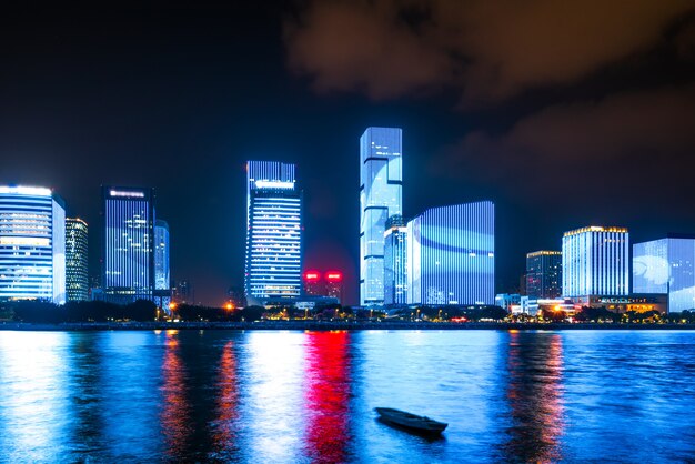 Vista nocturna del moderno edificio de oficinas en el distrito financiero de Fuzhou