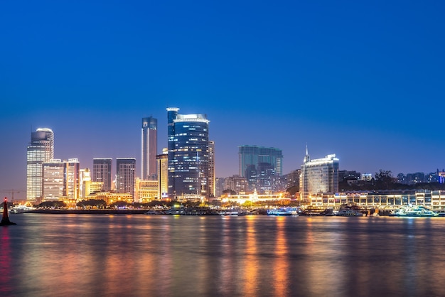 Vista nocturna del paisaje arquitectónico de la ciudad de Xiamen