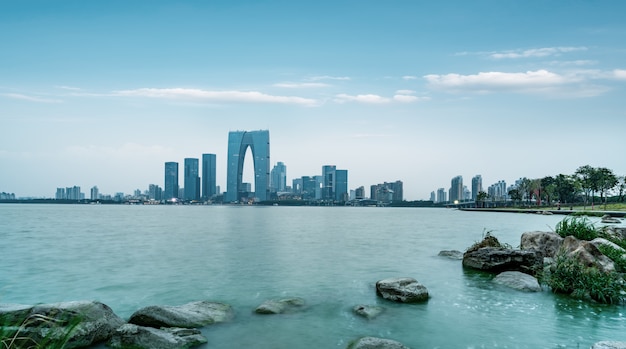 Vista nocturna del paisaje arquitectónico en el distrito financiero del lago Jinji, Suzhou