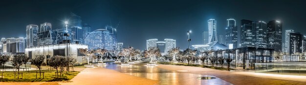 Vista nocturna del paisaje arquitectónico y el horizonte urbano en el distrito financiero de hangzhou