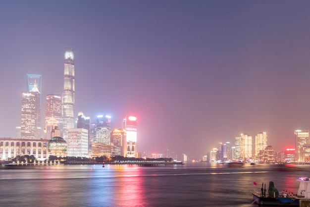 Vista nocturna de paisaje arquitectónico de Shanghai