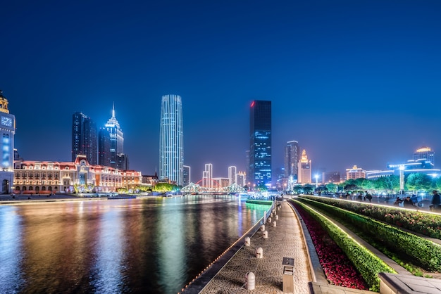 Vista nocturna del paisaje de arquitectura urbana en Tianjin, China