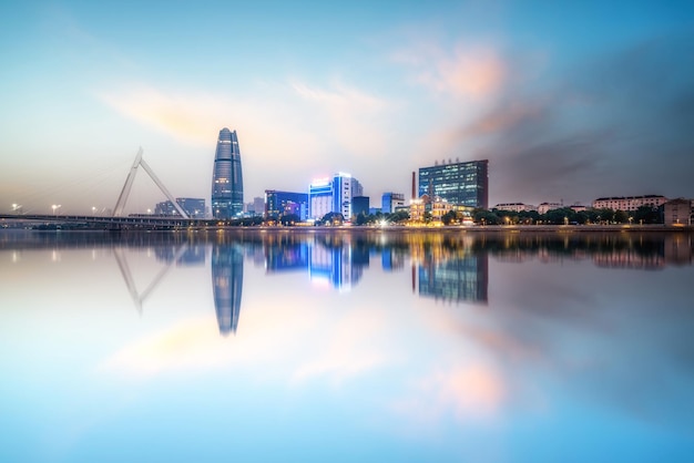 Vista nocturna del paisaje de la ciudad de China Ningbo