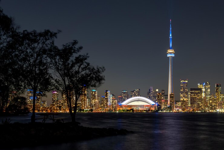 Vista nocturna del panorama del horizonte del centro de la ciudad de Toronto, Ontario, Canadá