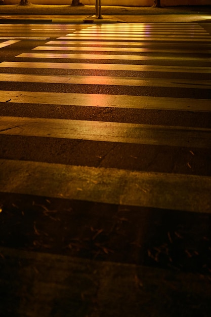 Vista nocturna del paso de peatones. paso de peatones por la noche. Marbella, Málaga España