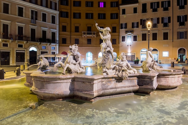 Vista nocturna Piazza Navona Roma Italia