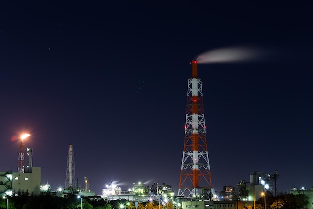 Vista nocturna de plantas industriales en Yokkaichi