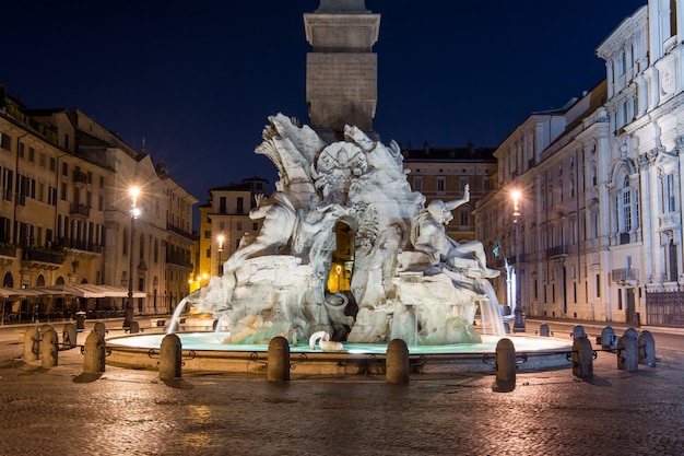 Vista nocturna, plaza navona, roma. Italia