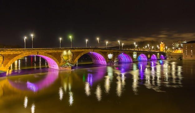 Vista nocturna del Pont Neuf en Toulouse - Francia