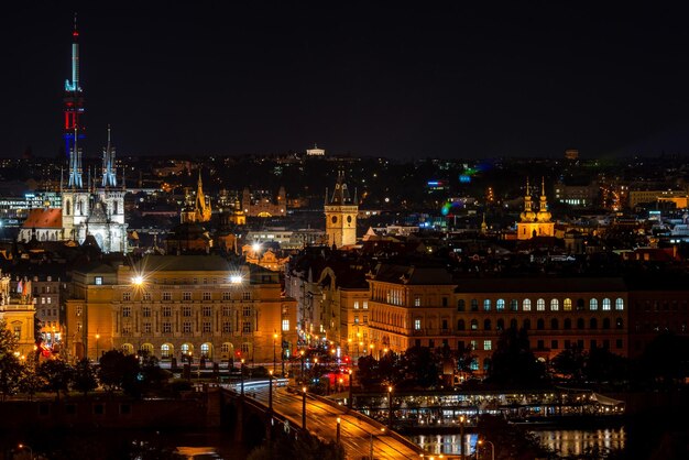 Vista nocturna de Praga desde el techo en checo