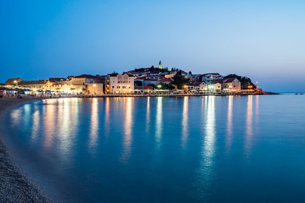 Foto vista nocturna de primosten en croacia