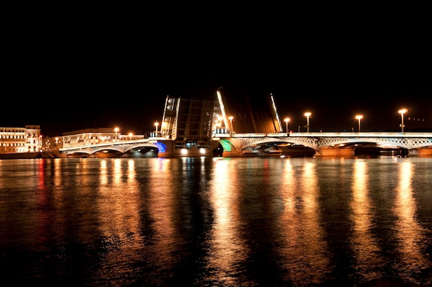 Vista nocturna del puente de la Anunciación San Petersburgo Rusia