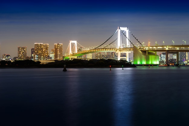 Vista nocturna del puente del arco iris