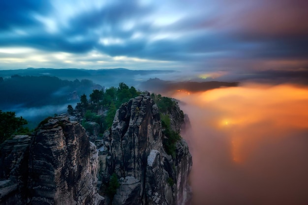 Vista nocturna del puente Bastei Suiza sajona Alemania