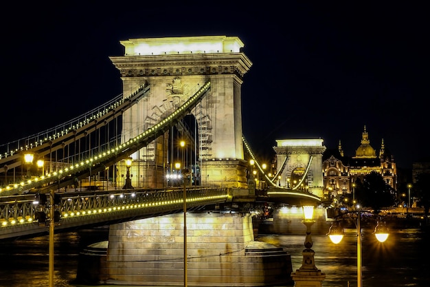 Vista nocturna del puente de las cadenas Szechenyi sobre el río Danubio, la vida nocturna de Budapest Hungría