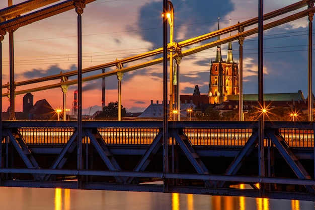 Vista nocturna del puente grunwald en wroclaw en polonia