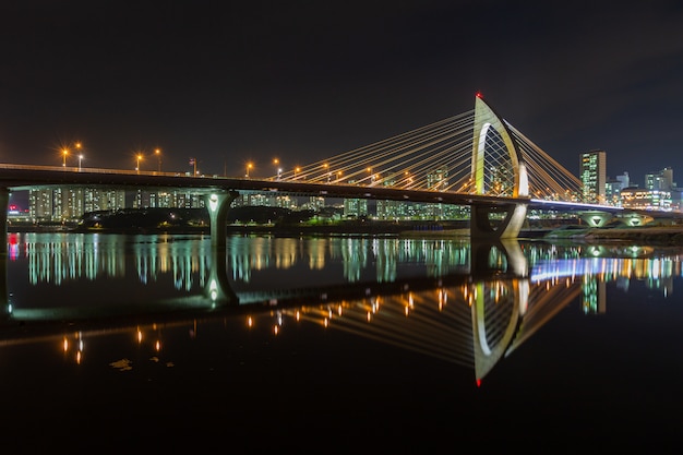 La vista nocturna del puente Handuri en la ciudad de Sejong, Corea