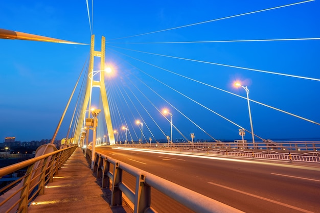 Vista nocturna del puente que cruza el mar, Danzhou, Hainan, China.