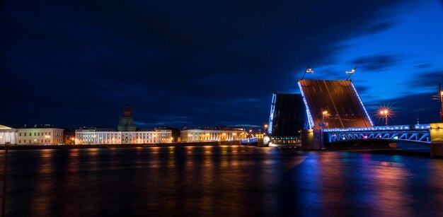 Vista nocturna del puente en San PetersburgoxA