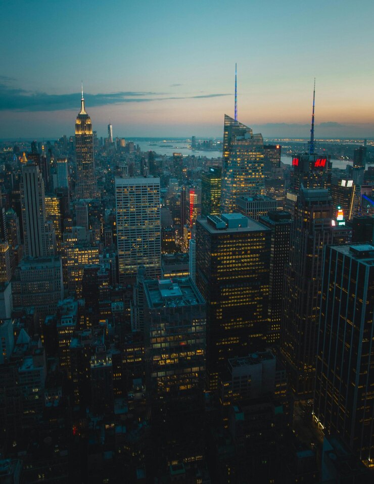 Vista nocturna de los rascacielos y las luces de la ciudad de Nueva York