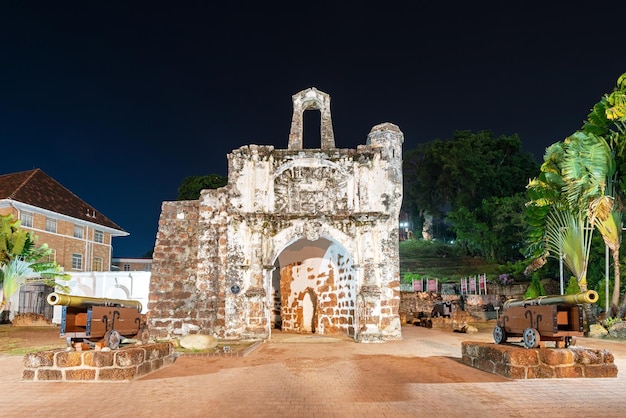 Vista nocturna de los restos de un fuerte portugués de Famosa en Melaka, Malasia