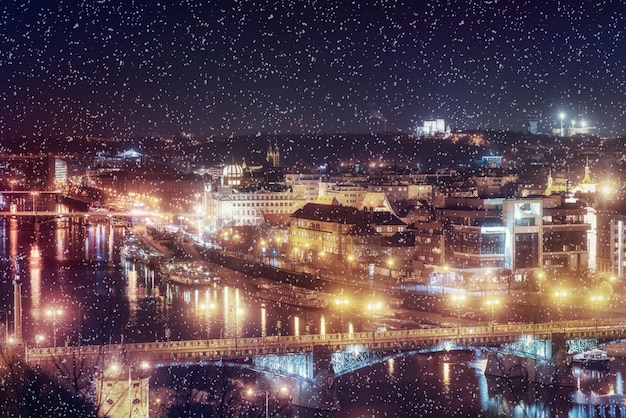 Vista nocturna del río Moldava y puentes en Praga