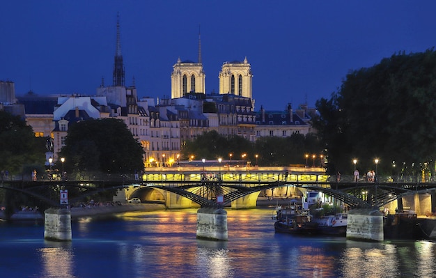 La vista nocturna del río Sena con algunos puentes turísticos como Pont des Arts y Po