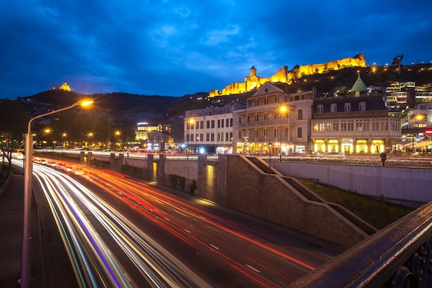 Vista nocturna de Tbilisi, las brillantes luces de la fortaleza de Narikala y el casco antiguo de Tbilisi.