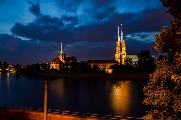 Vista nocturna del terraplén y la cátedra de Wroclaw