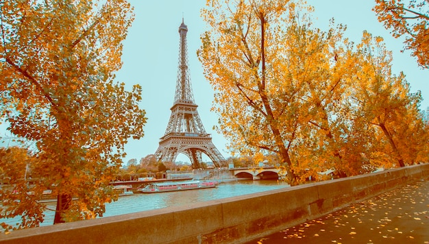 Vista nocturna de la Torre Eiffel en París en otoño