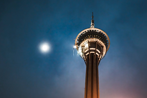 Vista nocturna de la Torre de Macao en Twilight Time Centro de Convenciones y Entretenimiento de la Torre de Macao. El símbolo de la ciudad. Atracciones turísticas. La décima torre turística más alta del mundo.