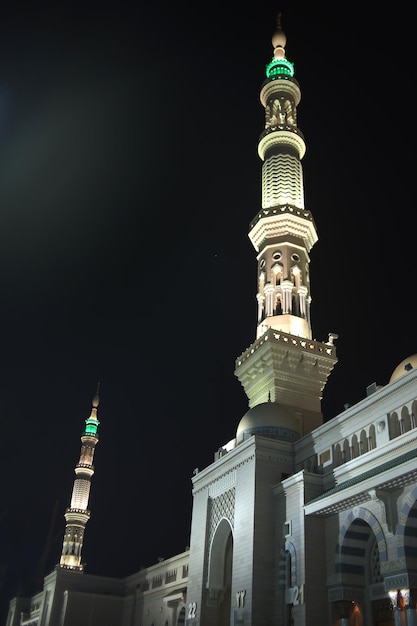 Vista nocturna de la torre de la Mezquita Nabawi en Medina, Arabia Saudita