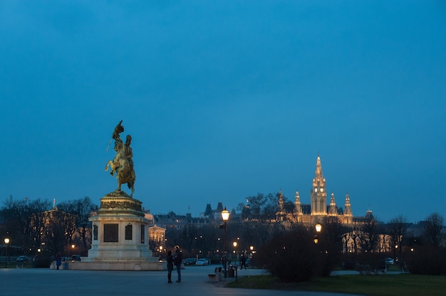 Vista nocturna de Viena, la capital de Austria.