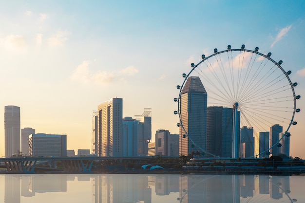 Vista de la noria gigante y del edificio de la ciudad de Singapur