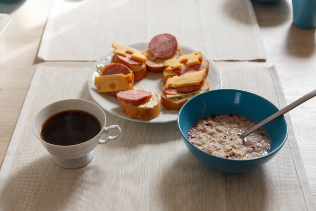 Vista normal del desayuno matutino con sándwiches de avena y una taza de café