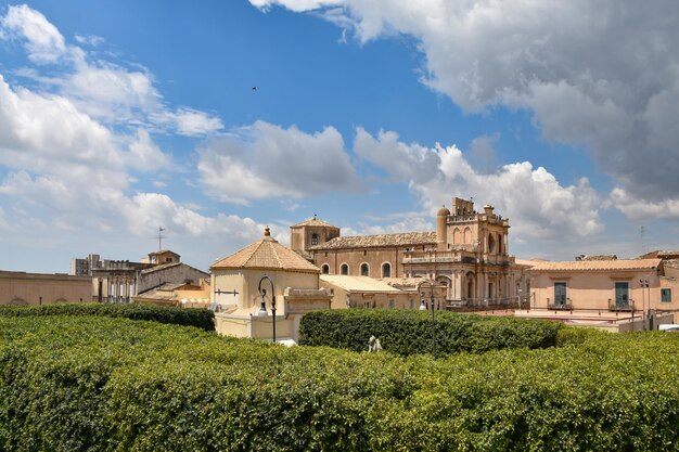 Foto vista de noto, una ciudad barroca en sicilia, italia