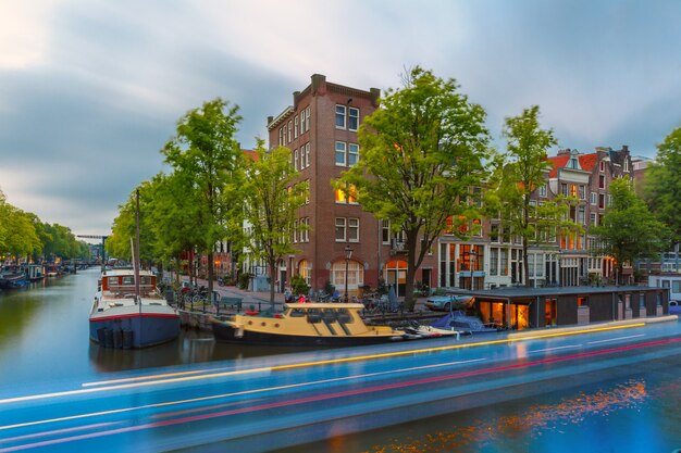 Vista noturna da cidade do canal de Amsterdã, Holanda, Holanda