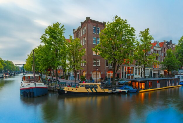 Vista noturna da cidade do canal de Amsterdã, Holanda, Holanda