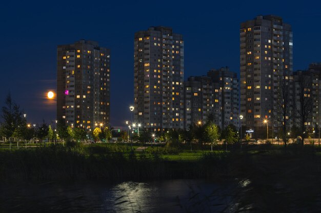 Foto vista noturna da cidade dos novos edifícios do parque dos bombeiros, distrito de frunze, em são petersburgo