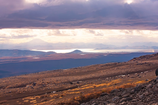 Vista noturna da colina da cidade de petropavlovskkamchatsky rússia