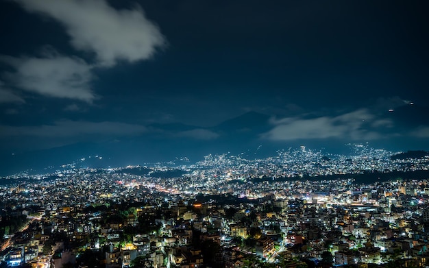 Vista noturna da estupa Swayambhu em Katmandu, Nepal