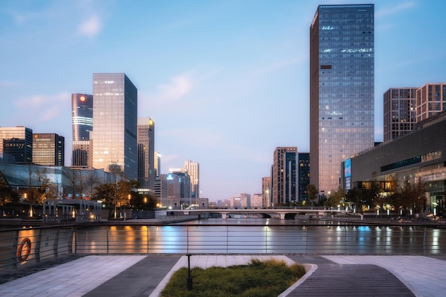 Vista noturna da paisagem da cidade de China Ningbo