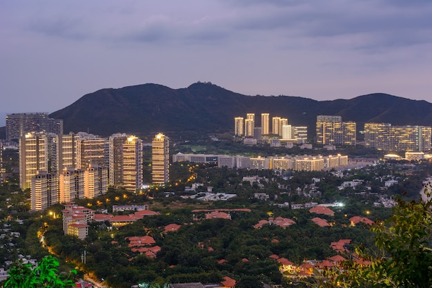 Vista noturna da Península de Banshan (Banshan Bandao), Praia Xiao Donghai do Parque da Montanha Luhuitou, Sanya, ilha de Hainan, China