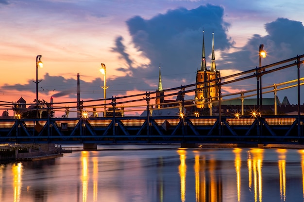 Vista noturna da ponte grunwald em wroclaw na polônia