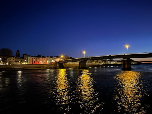 Foto vista noturna da ponte sobre o rio reno em arles provencealpescte d'azur frança fevereiro