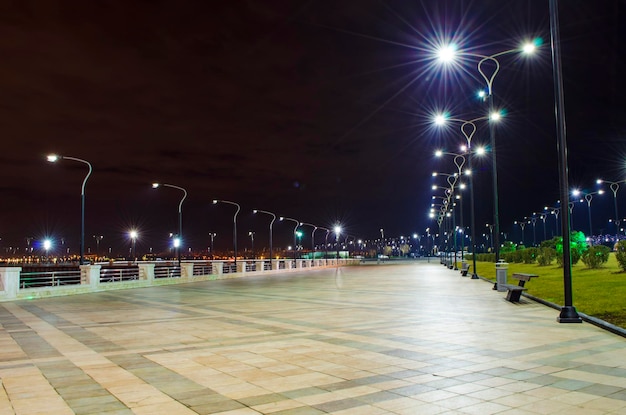 Vista noturna de baku com a torre de televisão dos arranha-céus e a beira-mar do mar cáspio