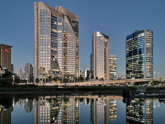 Vista noturna de edifícios na marginal e rio pinheiros.