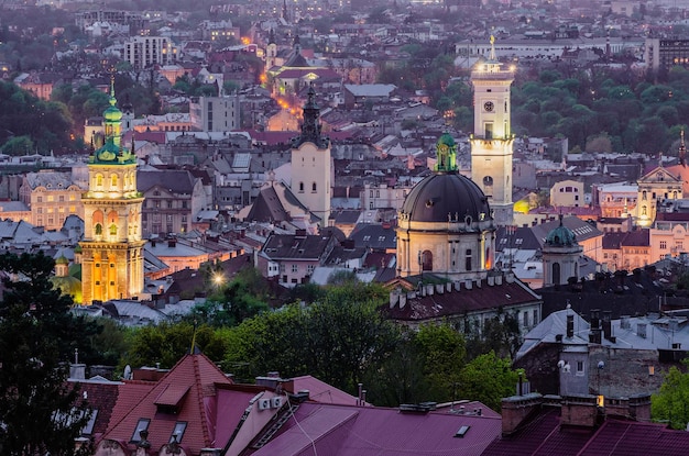 Vista noturna de Lviv