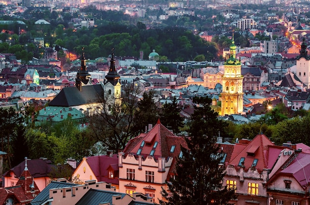 Vista noturna de Lviv