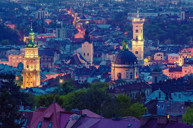 Vista noturna de Lviv